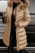 Carica l'immagine nel visualizzatore di Gallery, Piumino lungo con cappuccio in ecopelliccia
