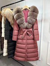 Carica l'immagine nel visualizzatore di Gallery, Piumino Luxury con Maxi Collo in Eco-Pelliccia – Eleganza Invernale in SCONTO