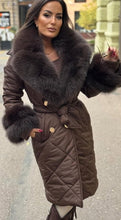 Carica l'immagine nel visualizzatore di Gallery, “Piumino Trapuntato con Collo in Eco-Pelliccia”