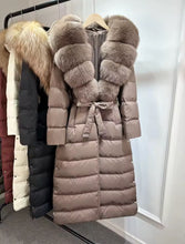 Carica l'immagine nel visualizzatore di Gallery, Piumino Luxury con Maxi Collo in Eco-Pelliccia – Eleganza Invernale in SCONTO