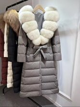 Carica l'immagine nel visualizzatore di Gallery, Piumino Luxury con Maxi Collo in Eco-Pelliccia – Eleganza Invernale in SCONTO