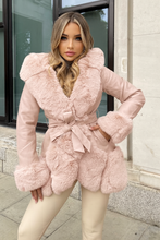 Carica l&#39;immagine nel visualizzatore di Gallery, Cappotto in ecopelle con bordo e polsini in ecopelliccia – Made in Italy
