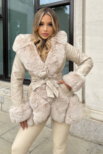 Carica l&#39;immagine nel visualizzatore di Gallery, Cappotto in ecopelle con bordo e polsini in ecopelliccia – Made in Italy
