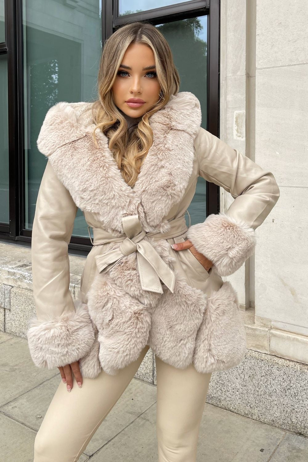 Cappotto in ecopelle con bordo e polsini in ecopelliccia – Made in Italy