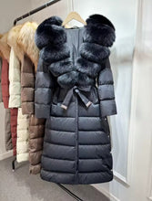 Carica l&#39;immagine nel visualizzatore di Gallery, Piumino Luxury con Maxi Collo in Eco-Pelliccia – Eleganza Invernale in SCONTO

