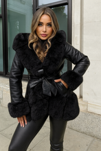 Carica l&#39;immagine nel visualizzatore di Gallery, Cappotto in ecopelle con bordo e polsini in ecopelliccia – Made in Italy
